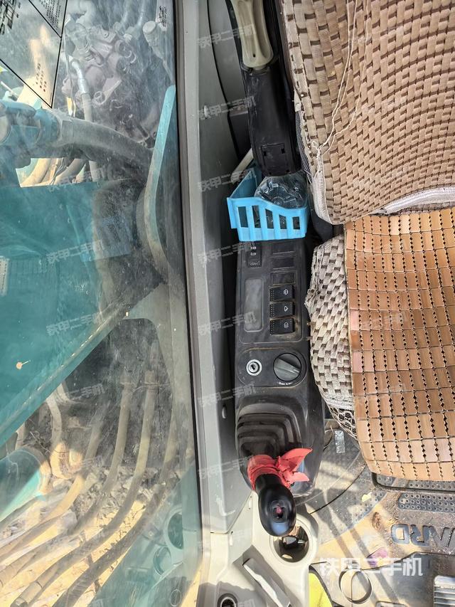 座椅右側(cè)控制臺(tái)/鑰匙門/油門/含右手柄（駕駛室部分）