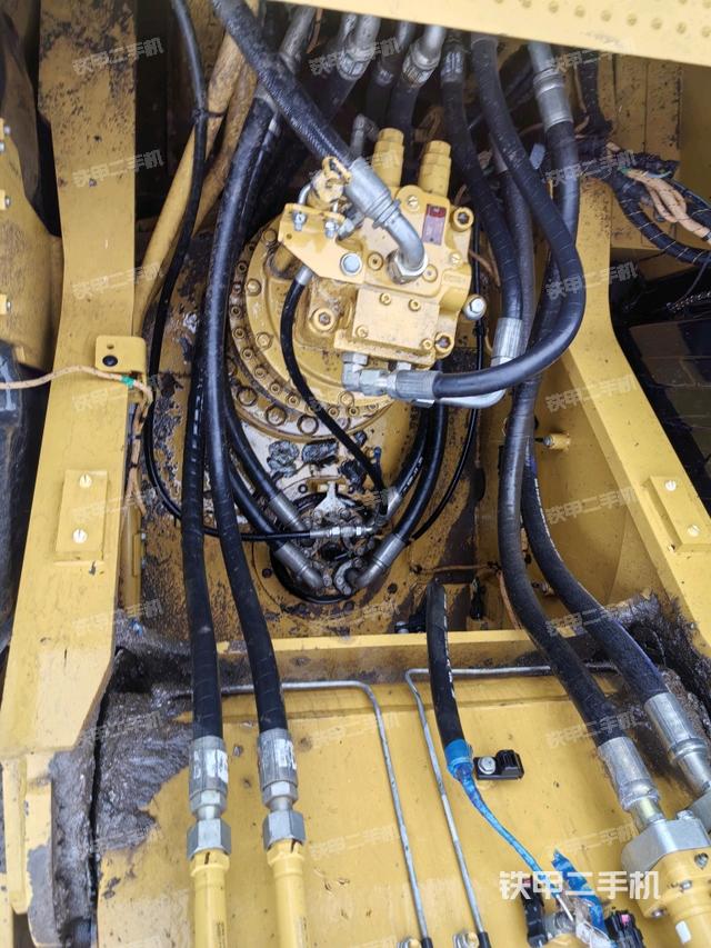 回轉(zhuǎn)馬達(dá)和主控閥（整機(jī)外觀）