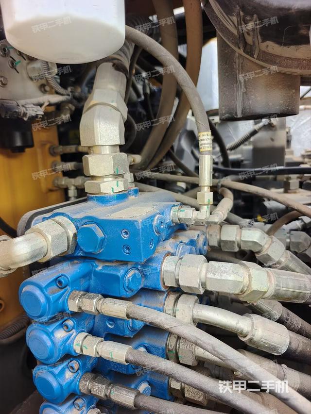 回轉馬達和主控閥（整機外觀）