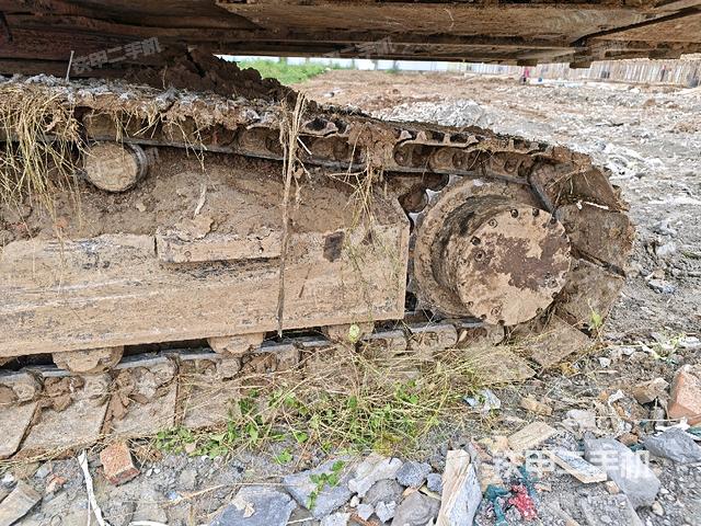 右驅(qū)動輪（行走機(jī)構(gòu)）