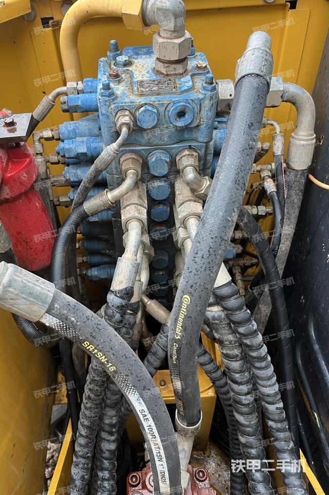 回轉馬達和主控閥（整機外觀）