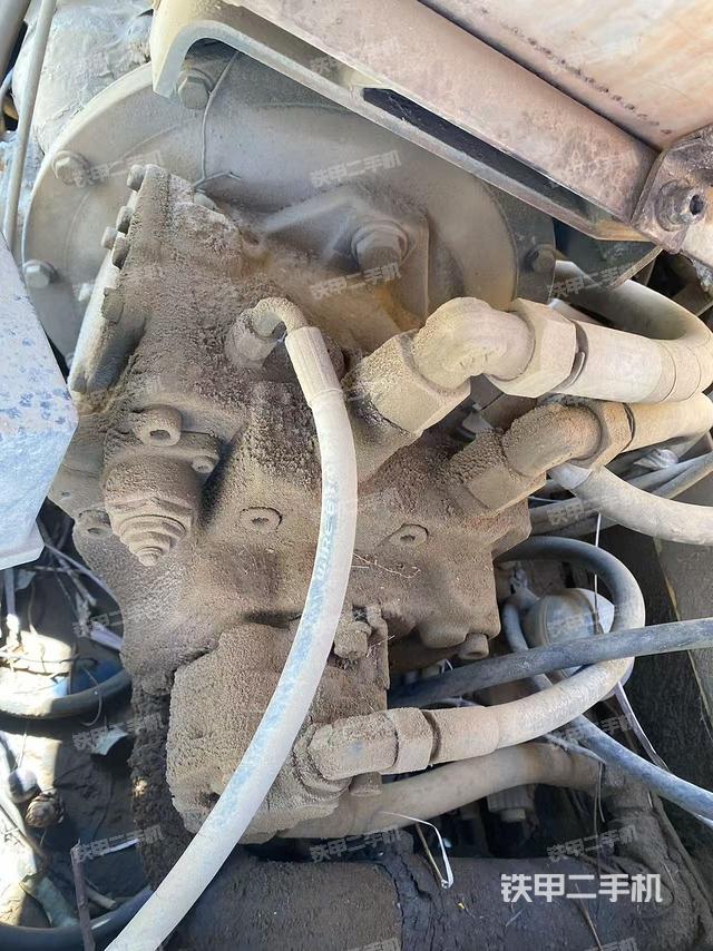 液壓泵艙室正面整體（整機外觀）