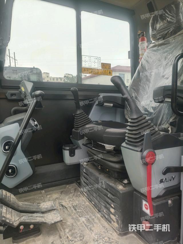 駕駛室頂部（整機外觀）