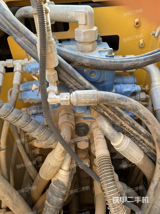 回转马达和主控阀（整机外观）