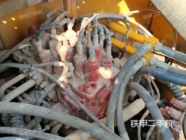 回转马达和主控阀（整机外观）