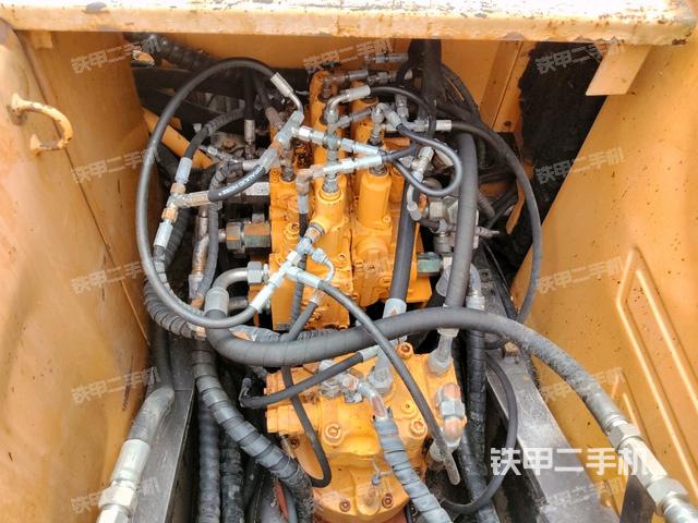 回转马达和主控阀（整机外观）