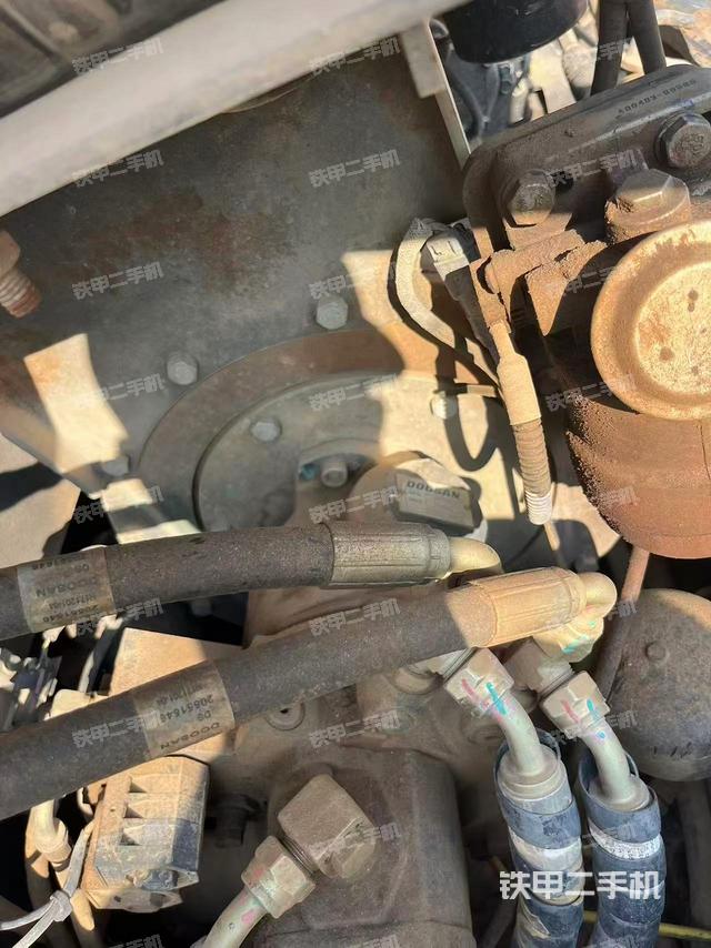 液壓泵艙室正面整體（整機外觀）