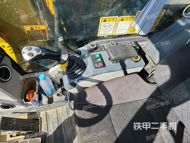 座椅右側(cè)控制臺(tái)/鑰匙門/油門/含右手柄（駕駛室部分）