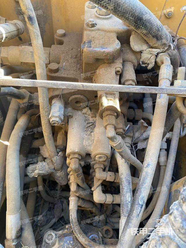 回轉馬達和主控閥（整機外觀）