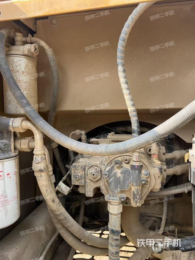 液壓泵艙室正面整體（整機(jī)外觀）