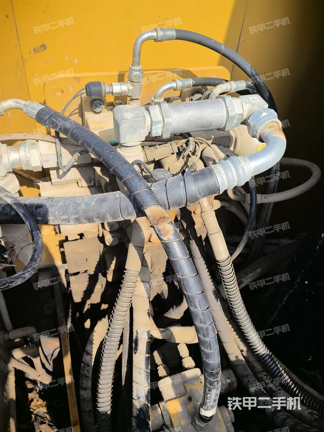 回轉馬達和主控閥（整機外觀）