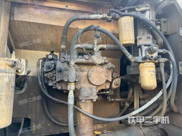 液压泵舱室正面整体(整机外观) 液压泵舱室正面整体(整机外观)