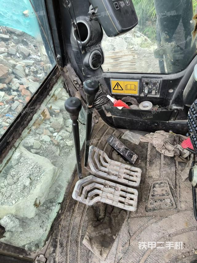 行走控制手柄和踏板 俯拍（驾驶室部分）