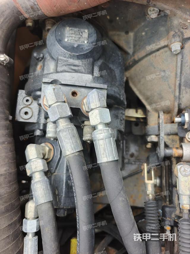 液压泵舱室正面整体(整机外观) 液压泵舱室正面整体(整机外观)