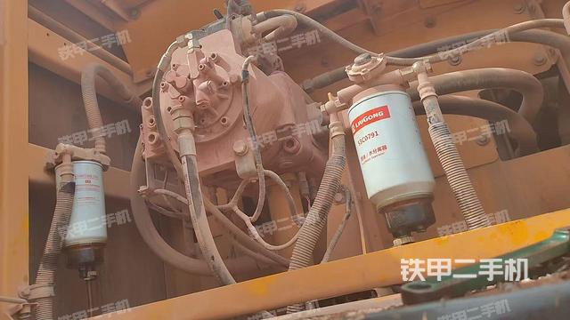 液压泵舱室正面整体（整机外观）