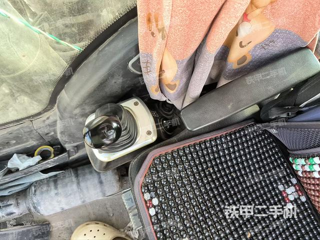 座椅右侧控制台/钥匙门/油门/含右手柄（驾驶室部分）