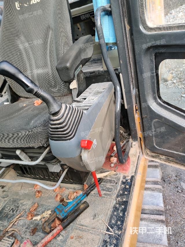 座椅左側(cè)控制臺/音響/含左手柄（駕駛室部分）