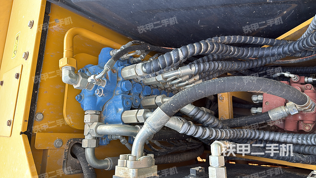 回转马达和主控阀（整机外观）