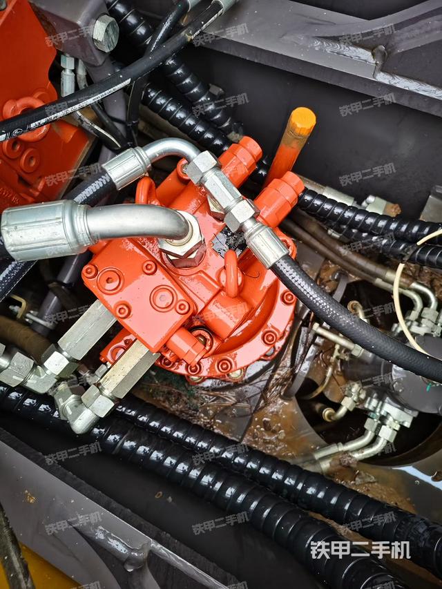 回转马达和主控阀（整机外观）