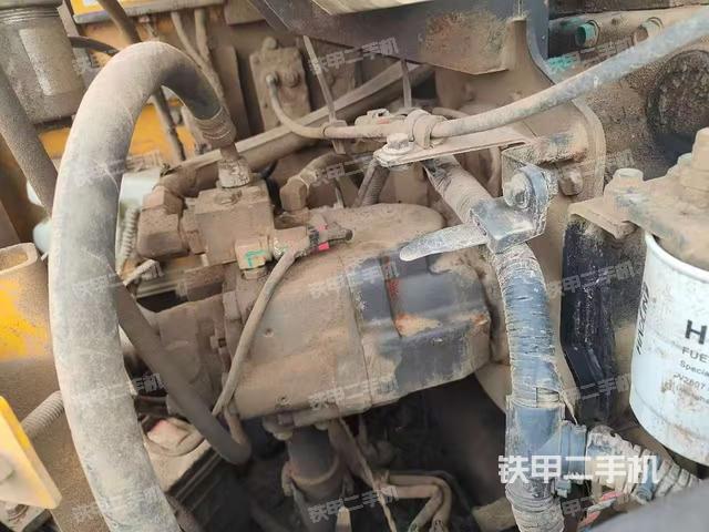 液压泵舱室正面整体（整机外观）