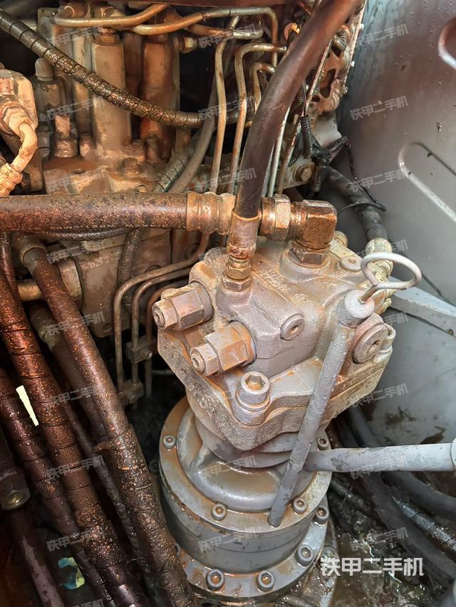 回转马达和主控阀（整机外观）