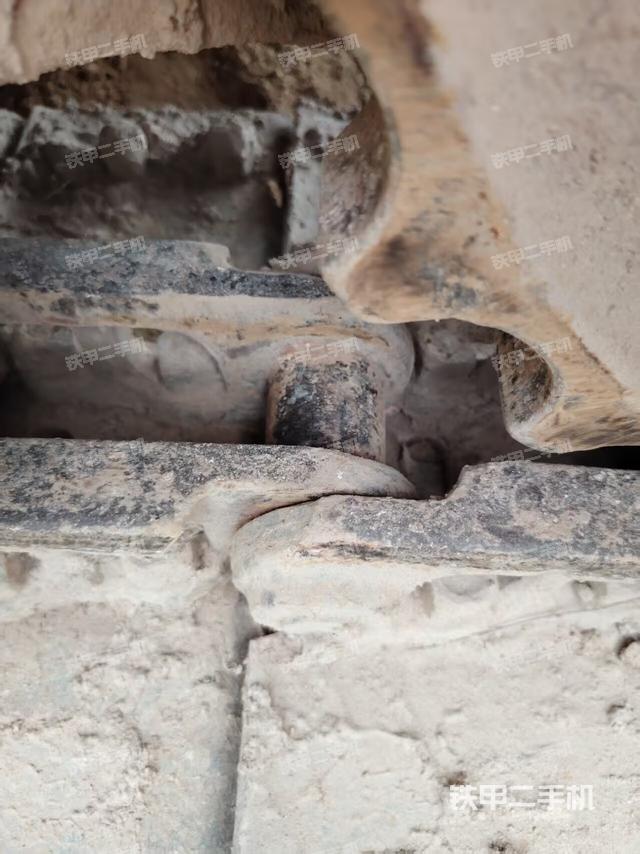 单侧履带整体(整机外观) 单侧履带整体(整机外观)