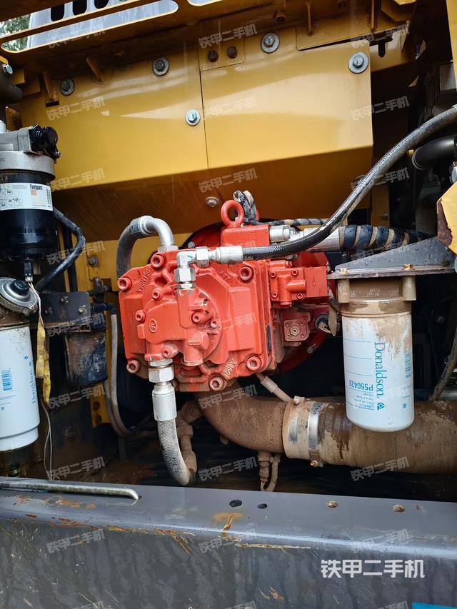 液压泵舱室正面整体（整机外观）