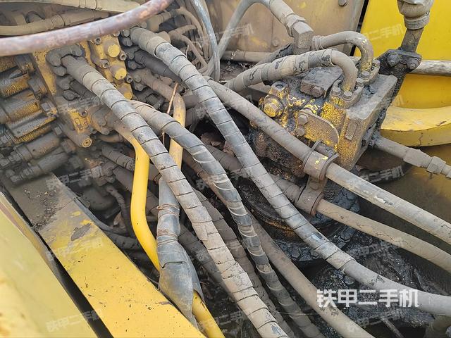 回转马达和主控阀（整机外观）