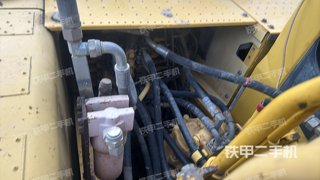 回转马达和主控阀（整机外观）