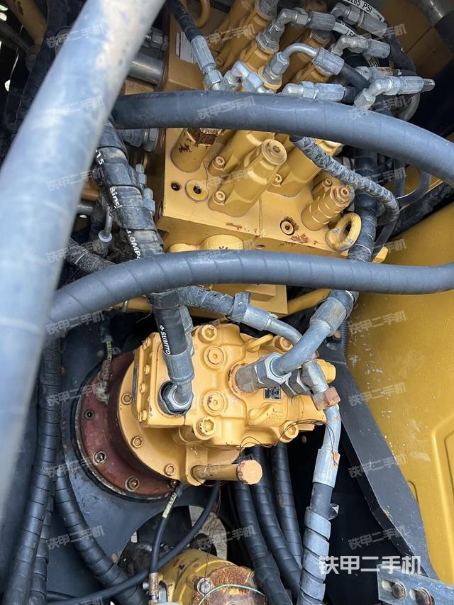 回轉(zhuǎn)馬達(dá)和主控閥（整機(jī)外觀）