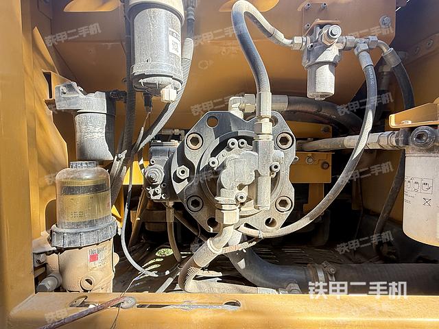 液压泵舱室正面整体（整机外观）