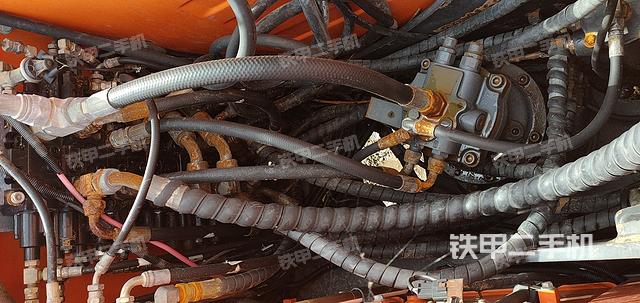 回轉(zhuǎn)馬達(dá)和主控閥（整機(jī)外觀）