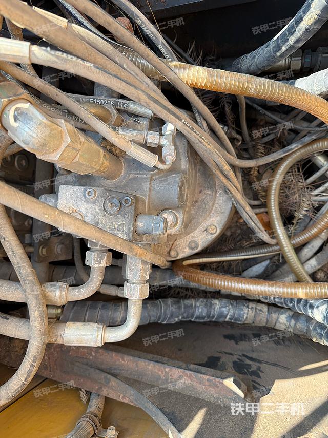 回转马达和主控阀（整机外观）