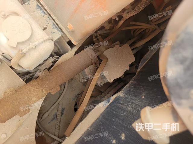 回转马达和主控阀(整机外观) 回转马达和主控阀(整机外观)