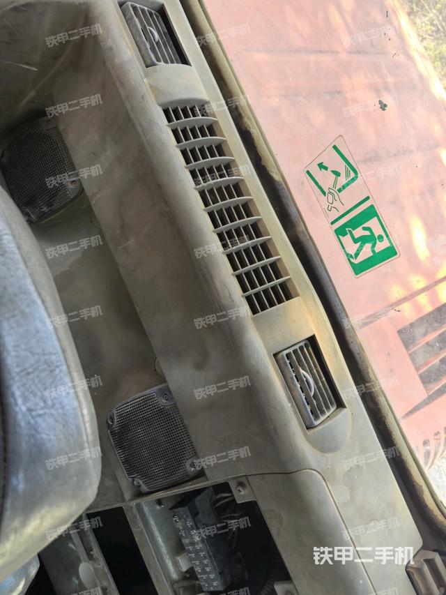 行走控制手柄和踏板?俯拍（駕駛室部分）