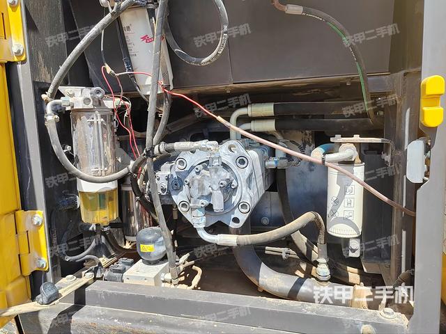 液压泵舱室正面整体（整机外观）