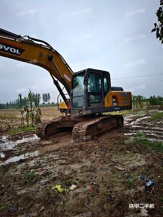 雷沃重工FR215E2挖掘机实拍图片