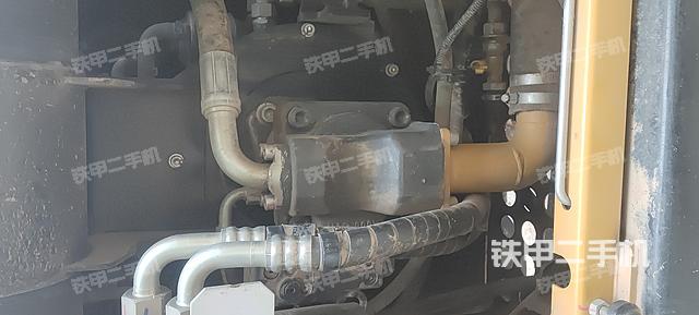 液压泵舱室正面整体（整机外观）