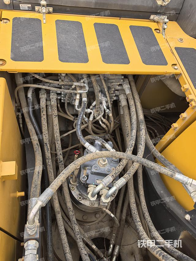 回转马达和主控阀（整机外观）