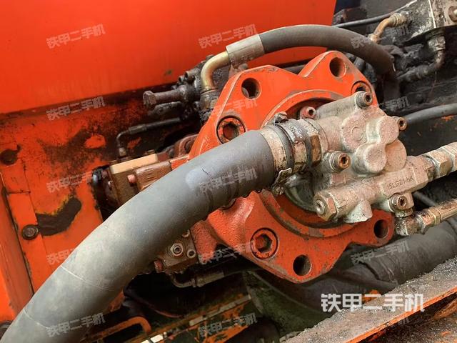 液压泵舱室正面整体（整机外观）