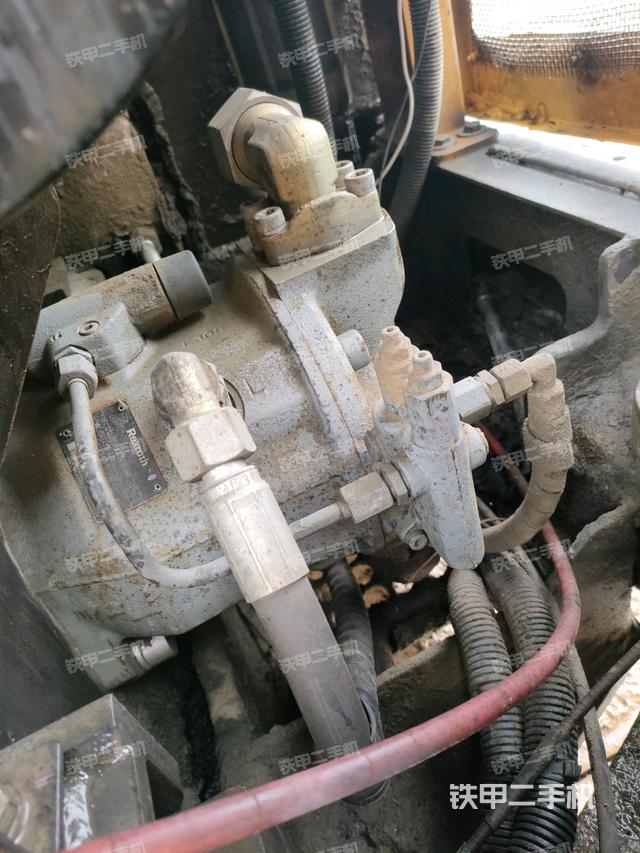 液壓泵艙室正面整體(整機外觀) 液壓泵艙室正面整體(整機外觀)