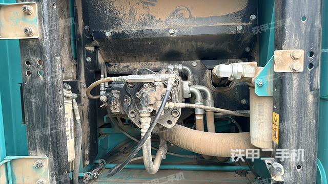 液压泵舱室正面整体（整机外观）