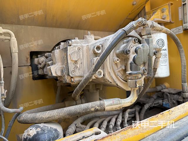 液压泵舱室正面整体（整机外观）