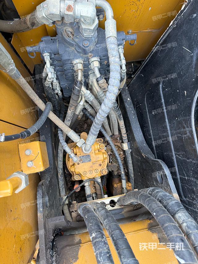 回转马达和主控阀（整机外观）