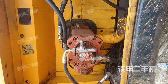 液压泵舱室正面整体(整机外观) 液压泵舱室正面整体(整机外观)