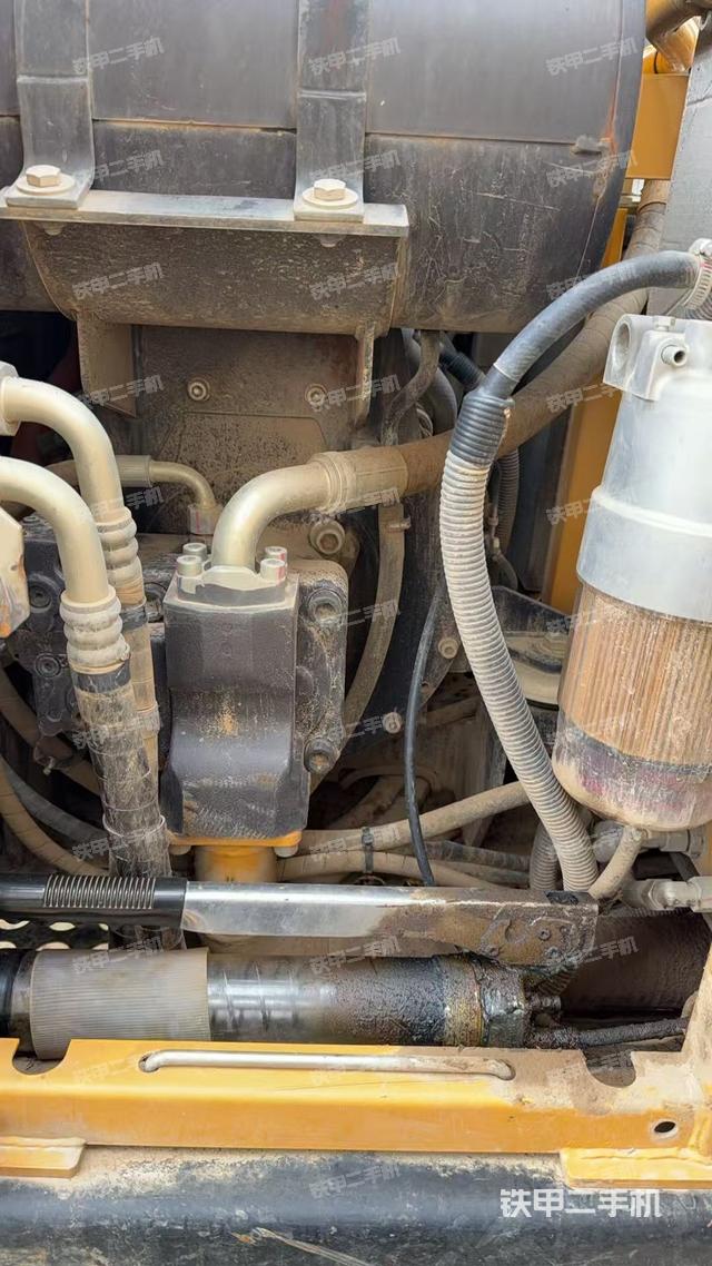 液压泵舱室正面整体（整机外观）