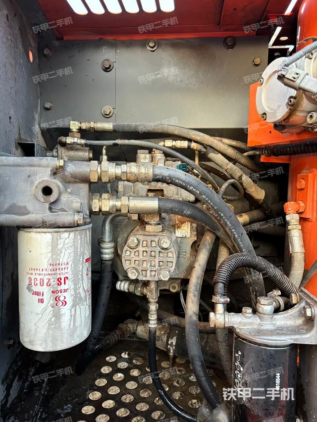 液压泵舱室正面整体（整机外观）