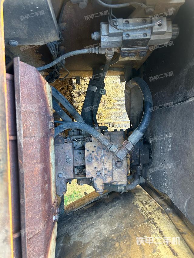 液压泵舱室正面整体(整机外观) 液压泵舱室正面整体(整机外观)