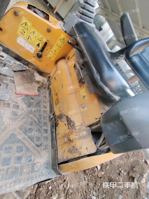 行走控制手柄和踏板 俯拍（驾驶室部分）