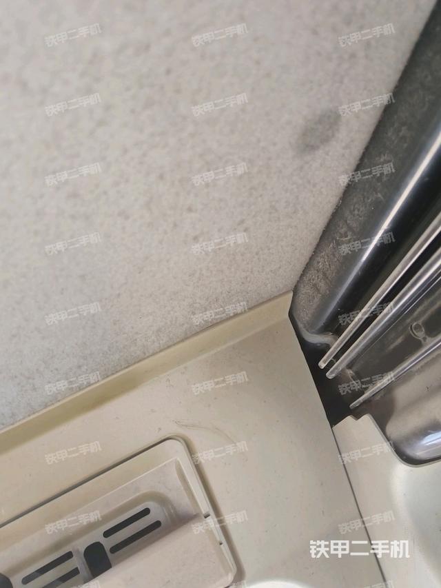 行走控制手柄和踏板?俯拍（駕駛室部分）